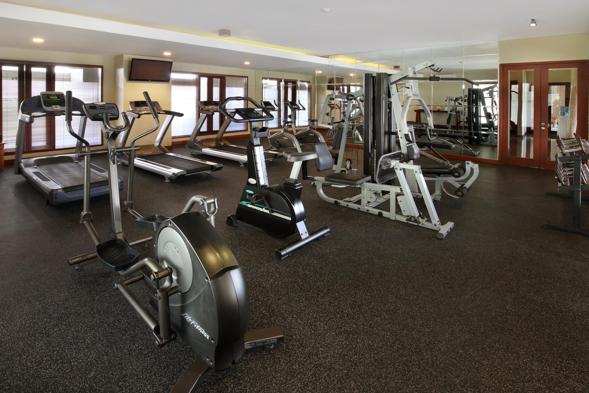 Bali Niksoma Boutique Beach Resort Legian Exterior foto A gym at a hotel