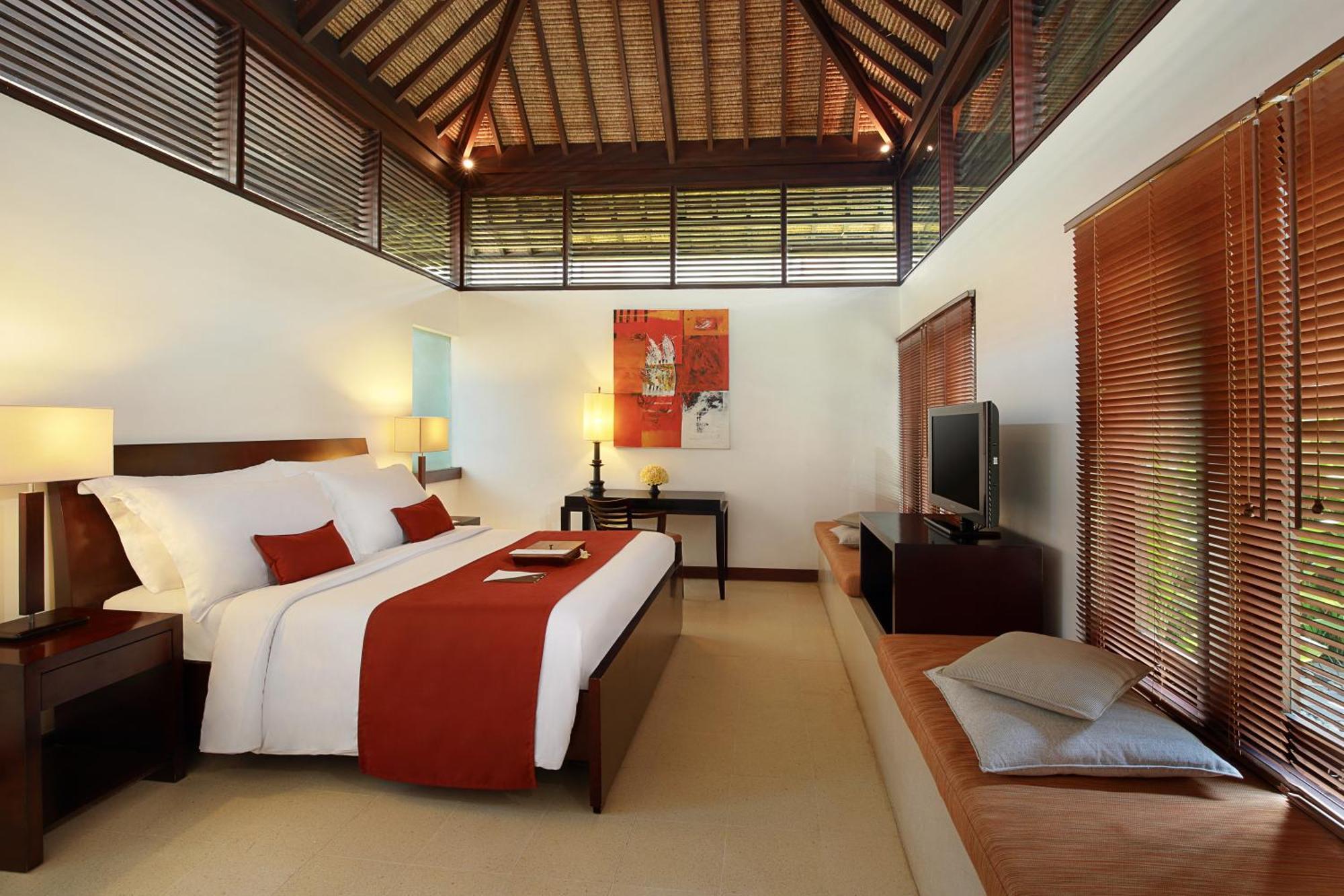 Bali Niksoma Boutique Beach Resort Legian Exterior foto A bedroom at the resort