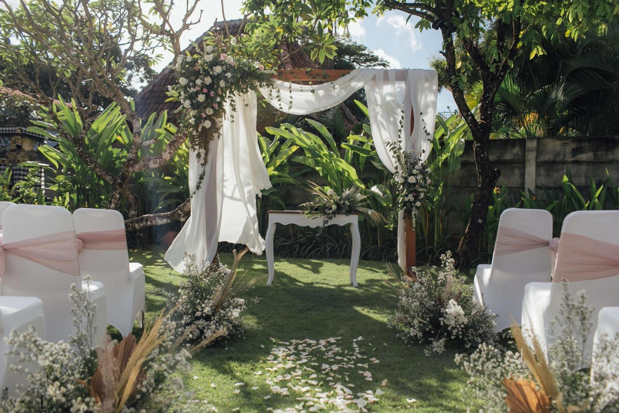 Bali Niksoma Boutique Beach Resort Legian Exterior foto A wedding canopy
