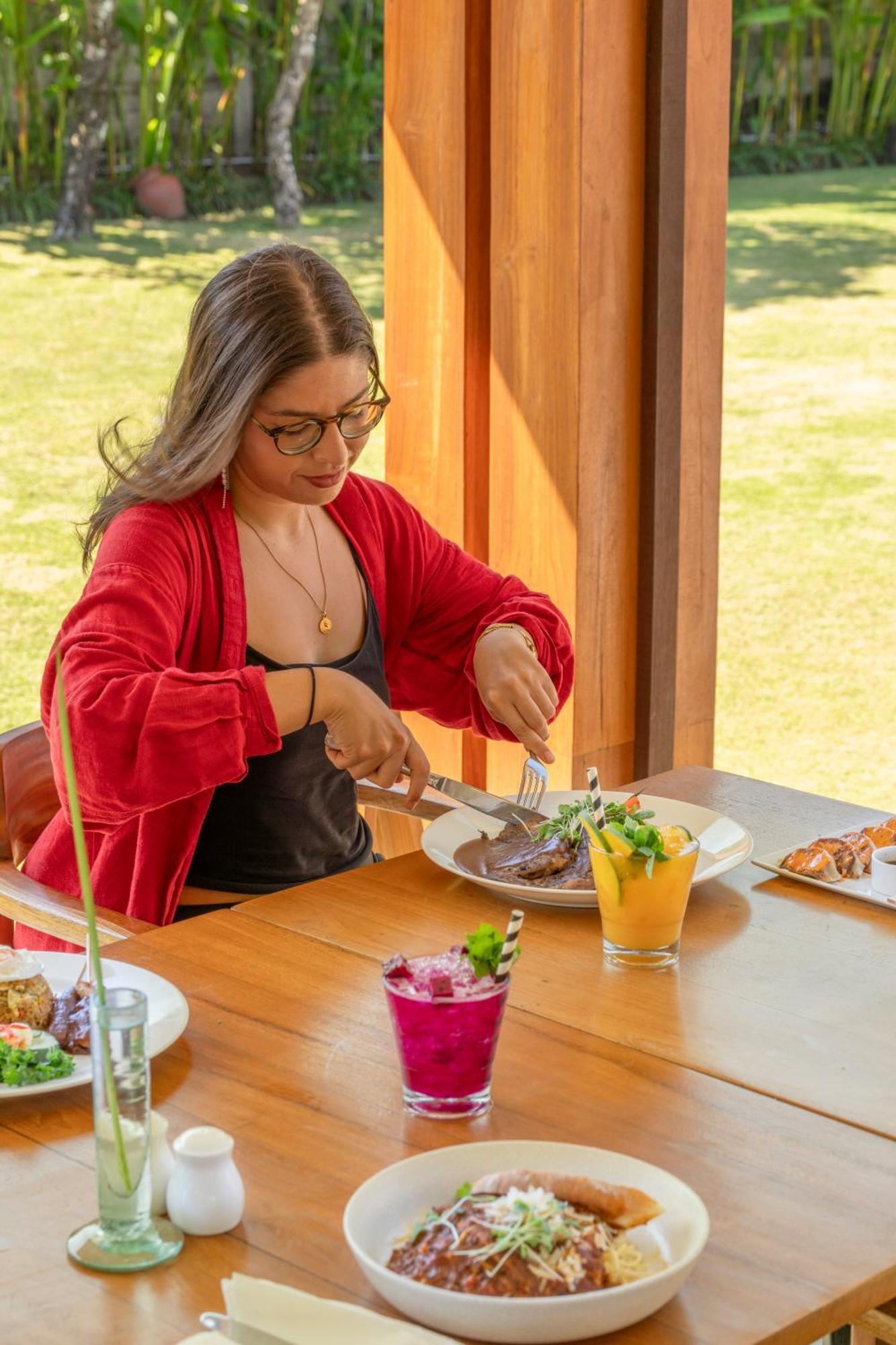 Bali Niksoma Boutique Beach Resort Legian Exterior foto A woman eating a meal