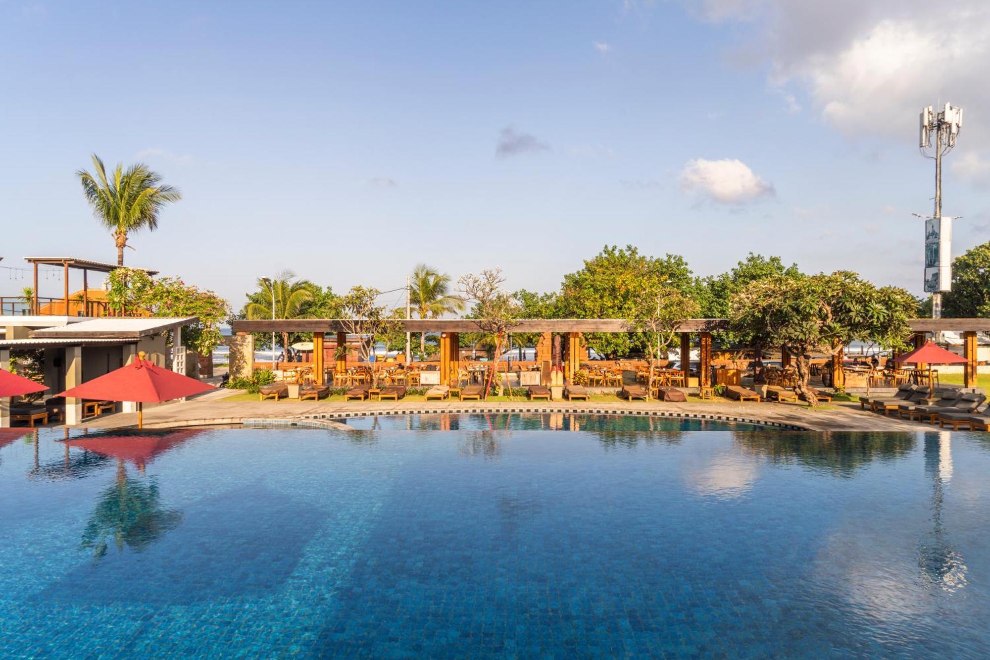 Bali Niksoma Boutique Beach Resort Legian Exterior foto The pool at the hotel