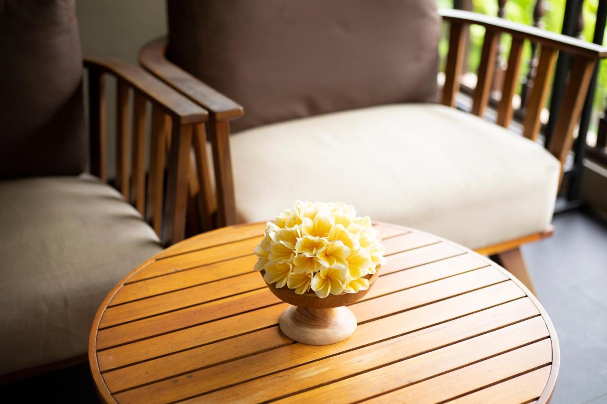 Bali Niksoma Boutique Beach Resort Legian Exterior foto A wooden table